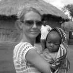 Mirjam hjælper med majsuddeling i Tanzania