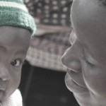 En kvinde ved majsuddelingen taler med sin baby