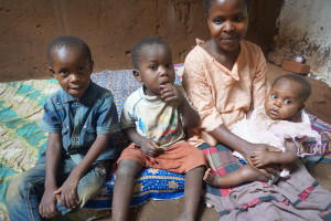 Mor med sine tre børn som nu bor ved Rehema Home